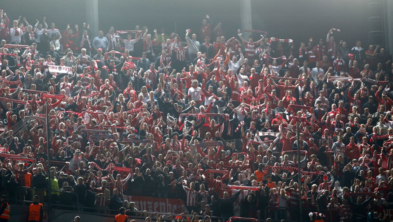 <b>¡Nunca dejaron de alentar!</b>
<br>Aficionados del Bayern hicieron acto de presencia y disfrutaron del partido y pase de su equipo a la Final en el propio Camp Nou.