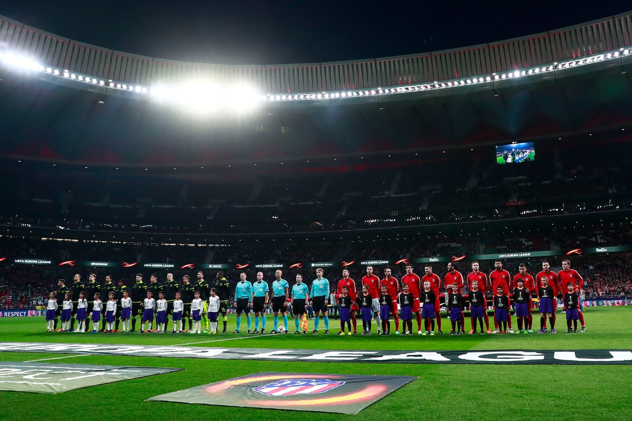 Un marco impresionante en el estadio de los Colchoneros, en cuya última bandeja se ubicaron la mayoría de los aficionados del Sporting, que causaron disturbios en el metro madrileño.