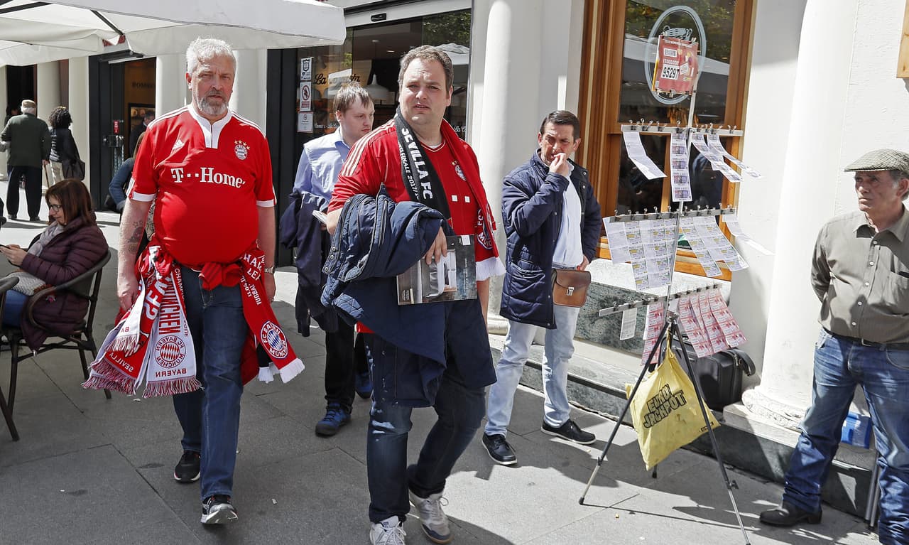 Los aficionados del Sevilla y los del Bayern Múnich se juntaron en el Ramón Sánchez Pizjuán para presenciar el duelo de cuartos de final de la Champions League. Mucho colorido, alegría y buen ambiente en la capital de Andalucía.