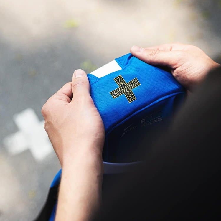 La nueva playera del Inter de Milán ha salido a la luz pública y ha reafirmado la polémica por sus franjas digonales en el pecho que le hacen homenaje al jersey away de la temporada 1989/90. Además, dicho detalle también estará presente en algunas de las prendas de presentación. El equipo italiano, en un gran gesto con su equipo femenil, decidió que ellas fueran las protagonistas en este lanzamiento.