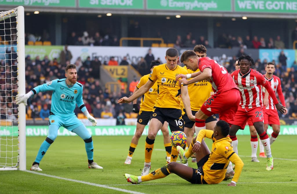 Con goles de Raúl Alosno Jiménez (37'), Conor Coady (59') y Adama Traoré (90+1'), el Wolverhampton le pega 3-1 al Southampton y consiguen tres importantes puntos.