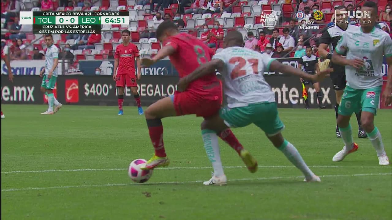 ¡Pedían penalti sobre Castañeda! No se señala el contacto en el área