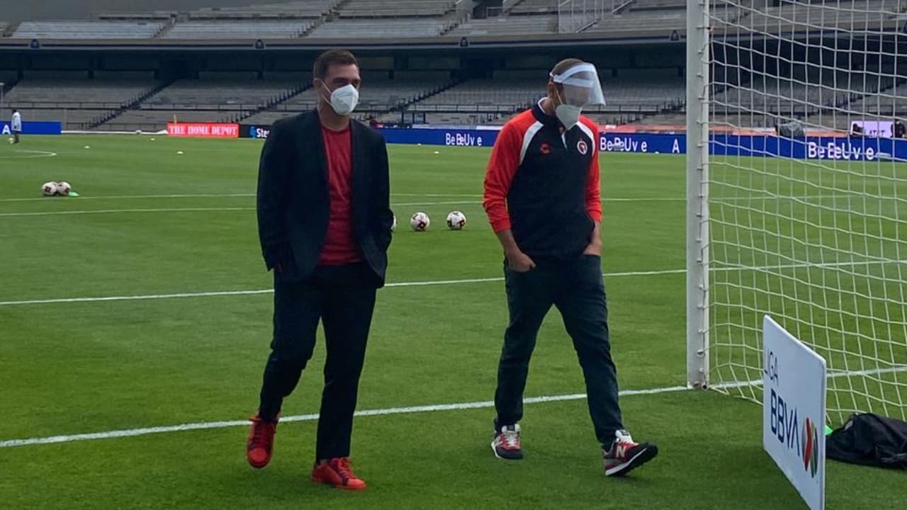 ¡Con Xolos en los pies! Los tenis de diseñador de Pablo Guede