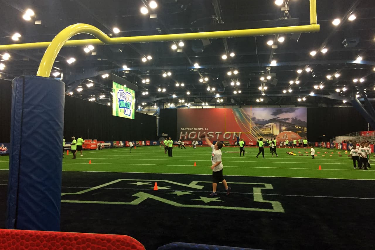 Anthony Muñoz, miembro del Salón de la Fama desde 1998, compartió su experiencia con niños y jóvenes de Houston en el lunes previo al Super Bowl LI.