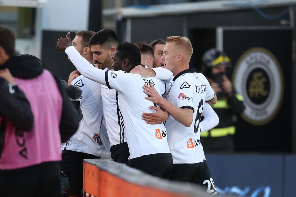 Spezia vence por la mínima 1-0 al Torino, la Juve sufre para conseguir el triunfo pero al igual que el Spezia vencen 1-0 a la Fiorentina y Atalanta sale victoriso 1-2 en su visita al Cagliari.