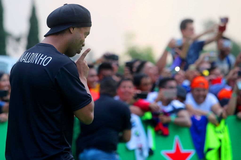 Además se ordenó la incautación de su pasaporte por parte de un juez del Tribunal de Justicia de Rio Grande del Sur (Brasil), que en un escrito indica que "a pesar de ser fotografiados habitualmente en diferentes lugares del mundo, curiosamente su paradero en su país de origen es incierto y/o desconocido".