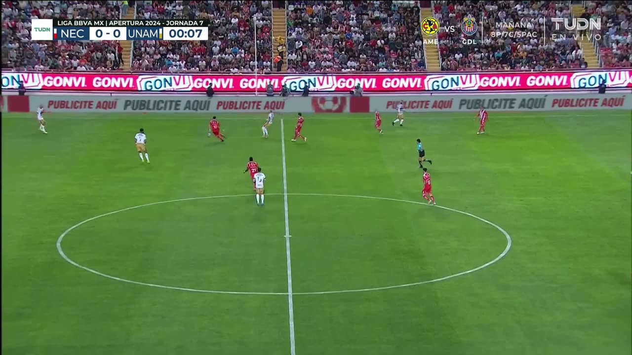 Arranca el partido y la pelota está en juego.