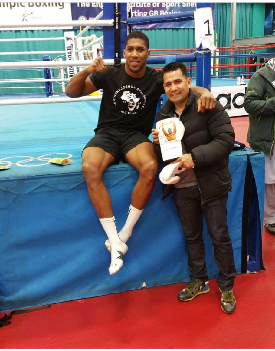 Marco Antonio Barrera durante su visita al campamento de Anthony Johsua en el Reino Unido.