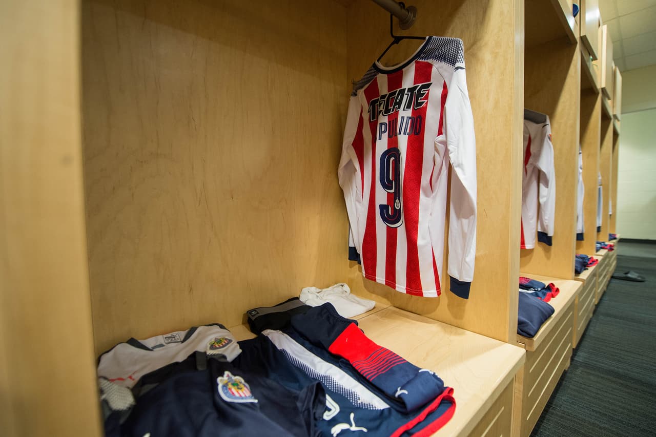 La imagen más íntima de los camerinos que guardan los atuendos de los jugadores de Toronto FC y de Chivas de Guadalajara, protagonistas del juego de ida en la final de Liga de Campeones de Concacaf.