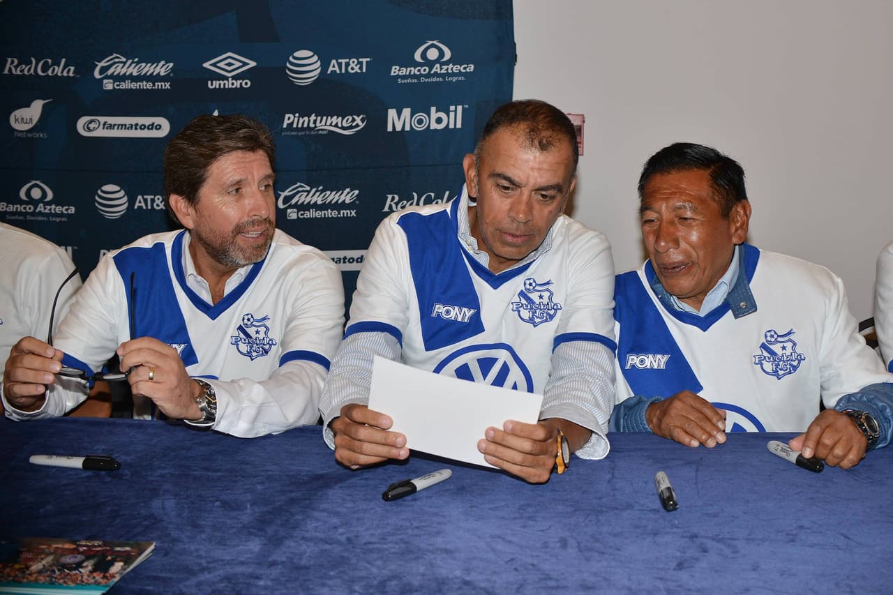 De cara al festejo del 75 aniversario del equipo, Puebla reunió a exjugadores que fueron parte de la época del 'campeonísimo' (89-90), quienes convivieron con diversos aficionados.