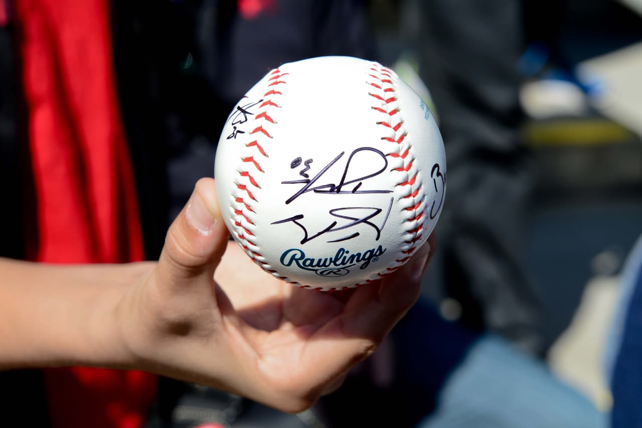 Así de bien luce el souvenir favorito de los fanáticos del béisbol, la bola autografiada.