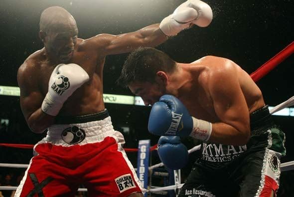 Hopkins pisó el acelerador en el round 12 y castigó duramente a Ornelas (29-6) en los últimos 10 segundos.