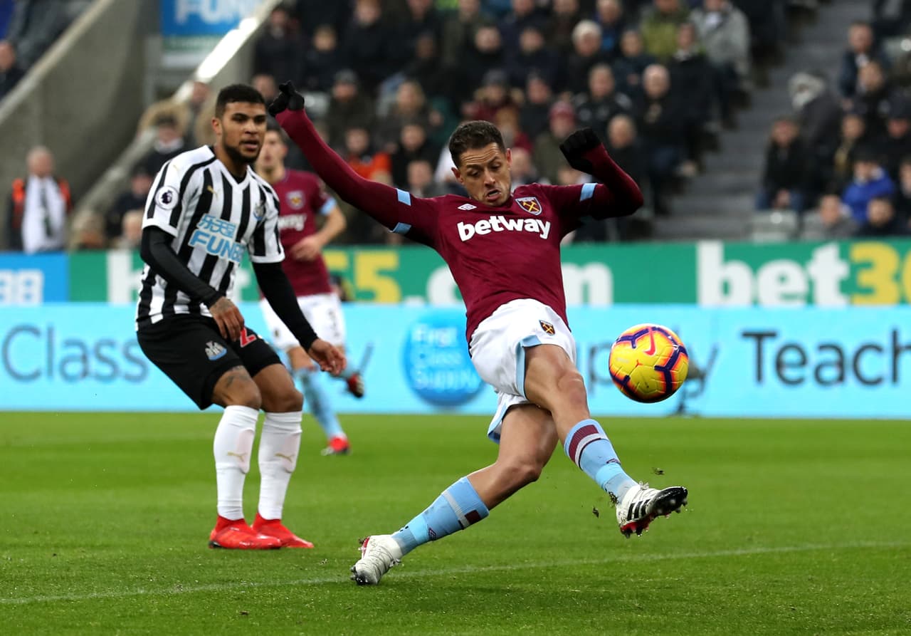Durante su carrera, Chicharito suma más de 200 goles por 186 del holandés, que jugó casi toda su carrera en la Eredivisie, una liga caracterizada por la facilidad para anotar.