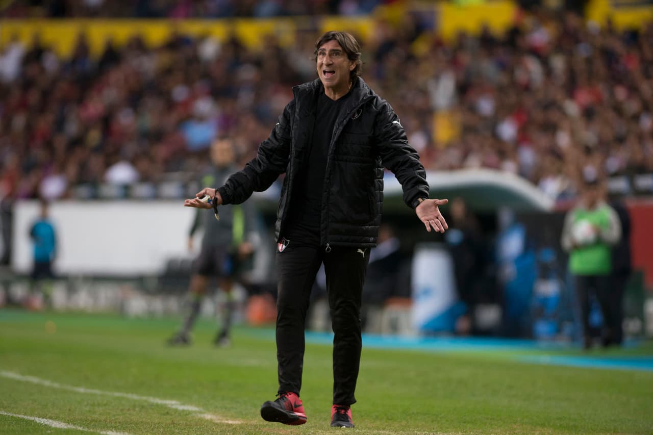 El argentino quiere establecer su filosofía de juego, la cual ha sido exitosa en Sudamérica, pero la falta de resultados lo pondría en una situación peligrosa en las próximas jornadas.