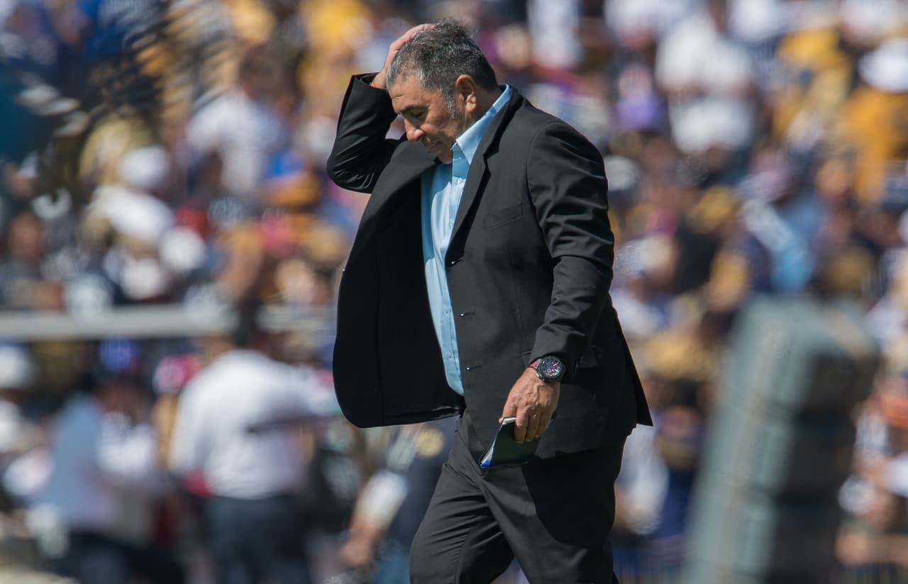 Siguiendo con los técnicos que están bajo la mira de la guillotina tenemos a Carlos Reinoso. El chileno y sus tiburones parecen haber perdido el rumbo y la magia que los caracterizó en los últimos torneos.