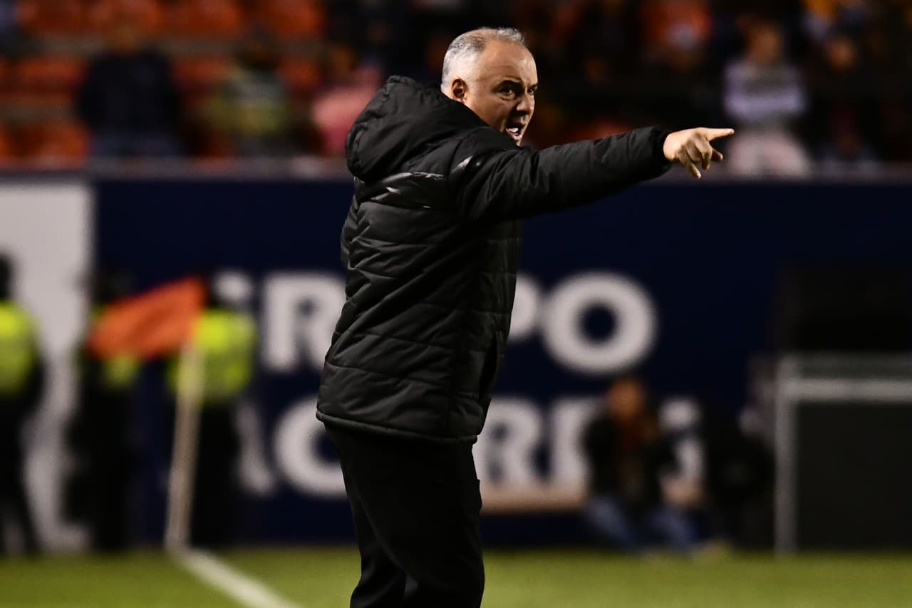 Memo Vázquez dando indicaciones en el San Luis vs. Juárez.