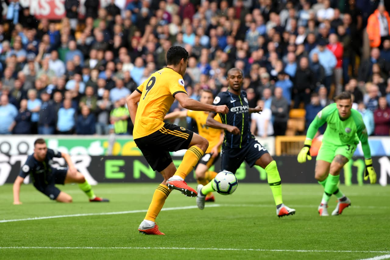 Los Wolves aguantaban el poder del City y en contragolpes intentaban hacerle daño como en la jugada invalidada al delantero mexicano.