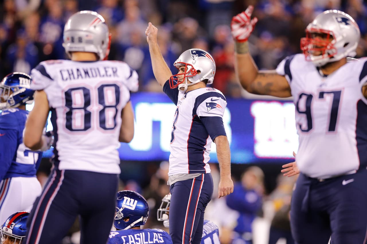 2.- Los NEW ENGLAND PATRIOTS, quienes tienen marca de 9-0 por segunda vez en la historia de la franquicia (2007), son el quinto equipo en la historia de la NFL y el primero desde los San Francisco 49ers de 1983 a 1998 (16) con al menos 15 temporadas ganadores de manera consecutiva.