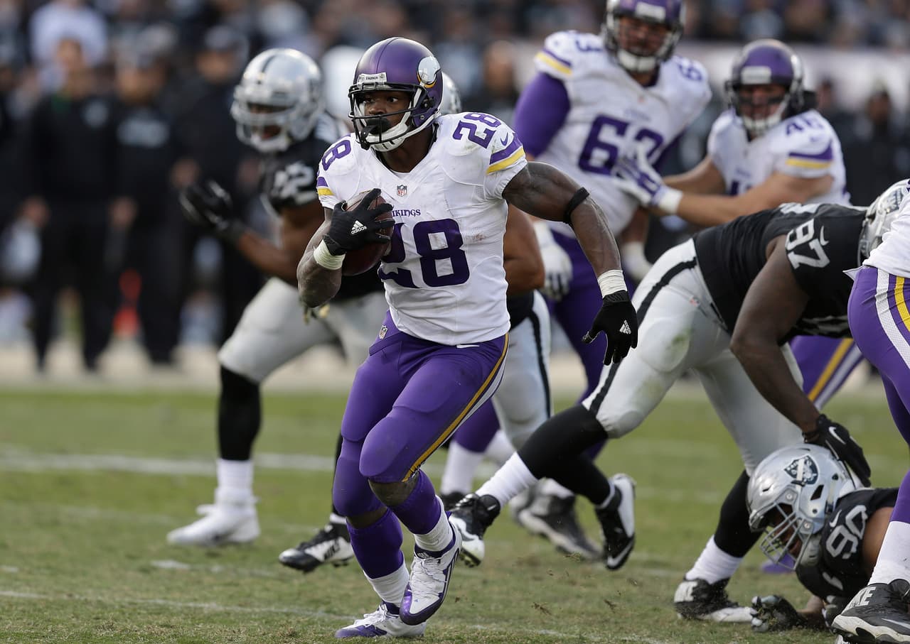 3.- El corredor de Minnesota ADRIAN PETERSON acarreó el ovoide para 203 yardas en el triunfo de los Vikings 30-14 en Oakland.