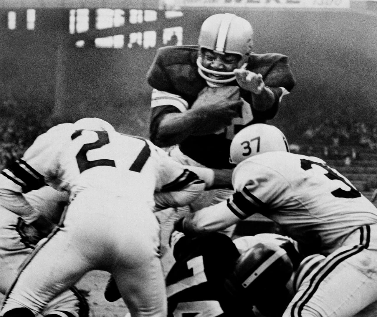 Ahora, Peterson ha acarreado el ovoide para 11,151 yardas y 91 touchdowns en los 113 juegos de su carrera con la que se une al miembro del Salón de la Fama JIM BROWN como los únicos jugadores en la historia de la NFL en correr para al menos 11,000 yardas y 90 touchdowns en los primeros 113 juegos de su carrera.
