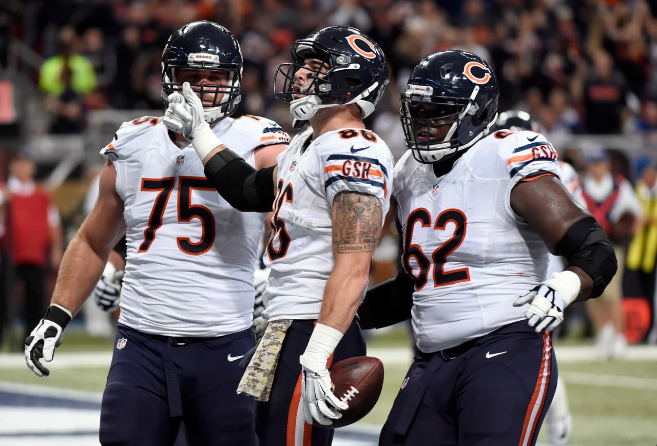 4.- El quarterback de Chicago JAY CUTLER lanzó un pase touchdown de 87 yardas al ala cerrada ZACH MILLER y otro de 83 yardas al corredor novato JEREMY LANGFORD en la victoria de los Bears 37-13 en St. Louis.