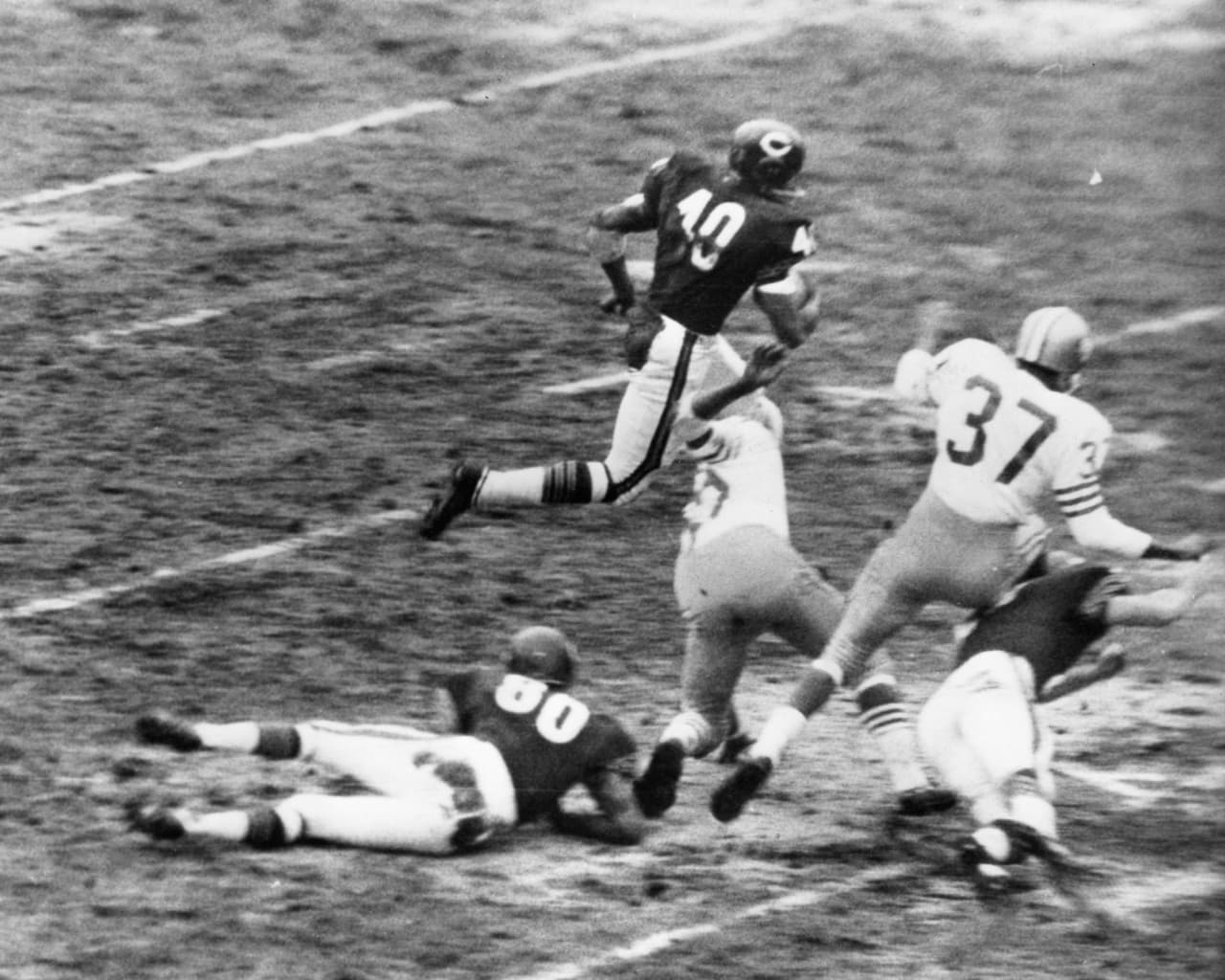 Los otros corredores novatos en conseguir ese hito fueron el miembro del Salón de la Fama GALE SAYERS (3 de octubre de 1965) y JAHVID BEST (19 de septiembre del 2010).