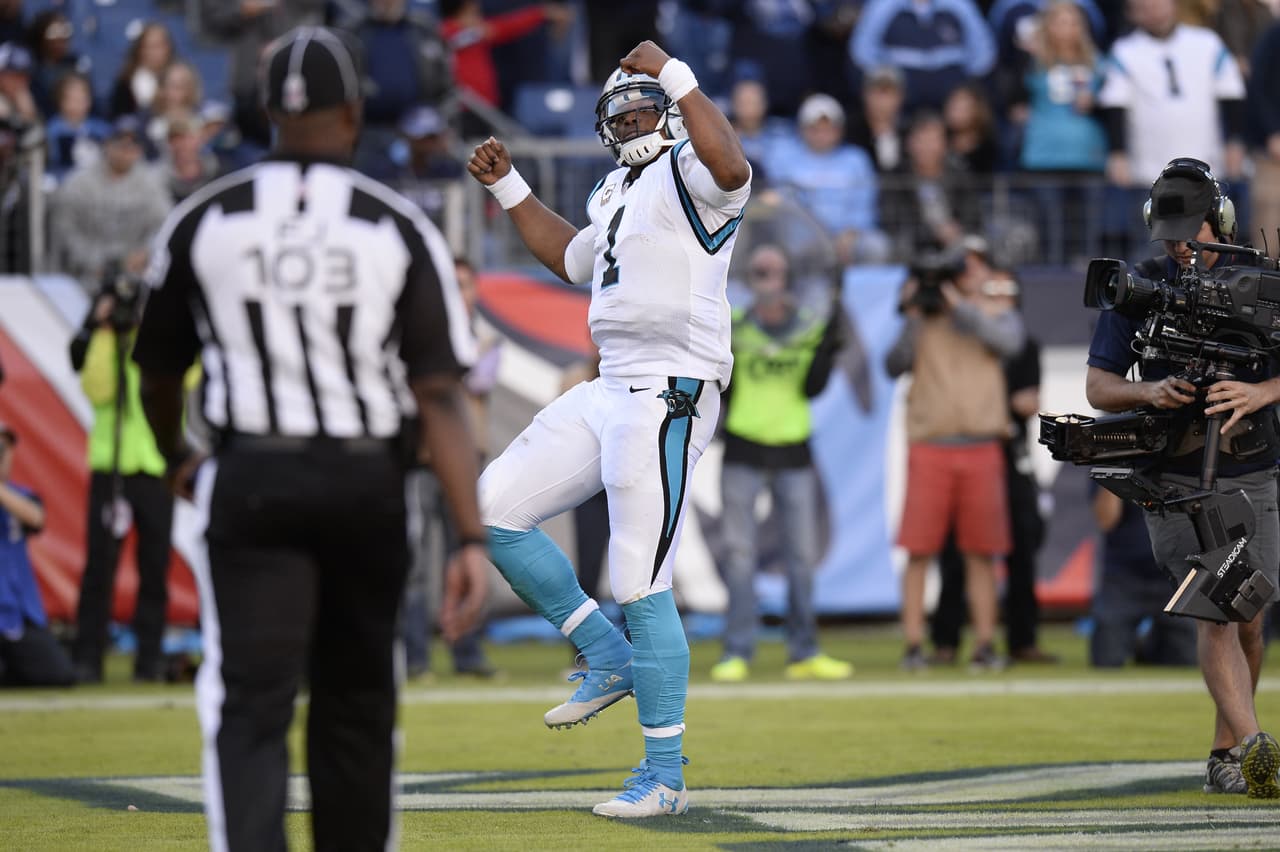 6.- El quarterback de Carolina CAM NEWTON lanzó un pase de touchdown y corrió para otro en el triunfo de los Panthers 27-10 en Tennessee. Esto marcó el juego 30 en la carrera de Newton en la que ha tenido tanto un pase con un acarreo para touchdown en el mismo juego.