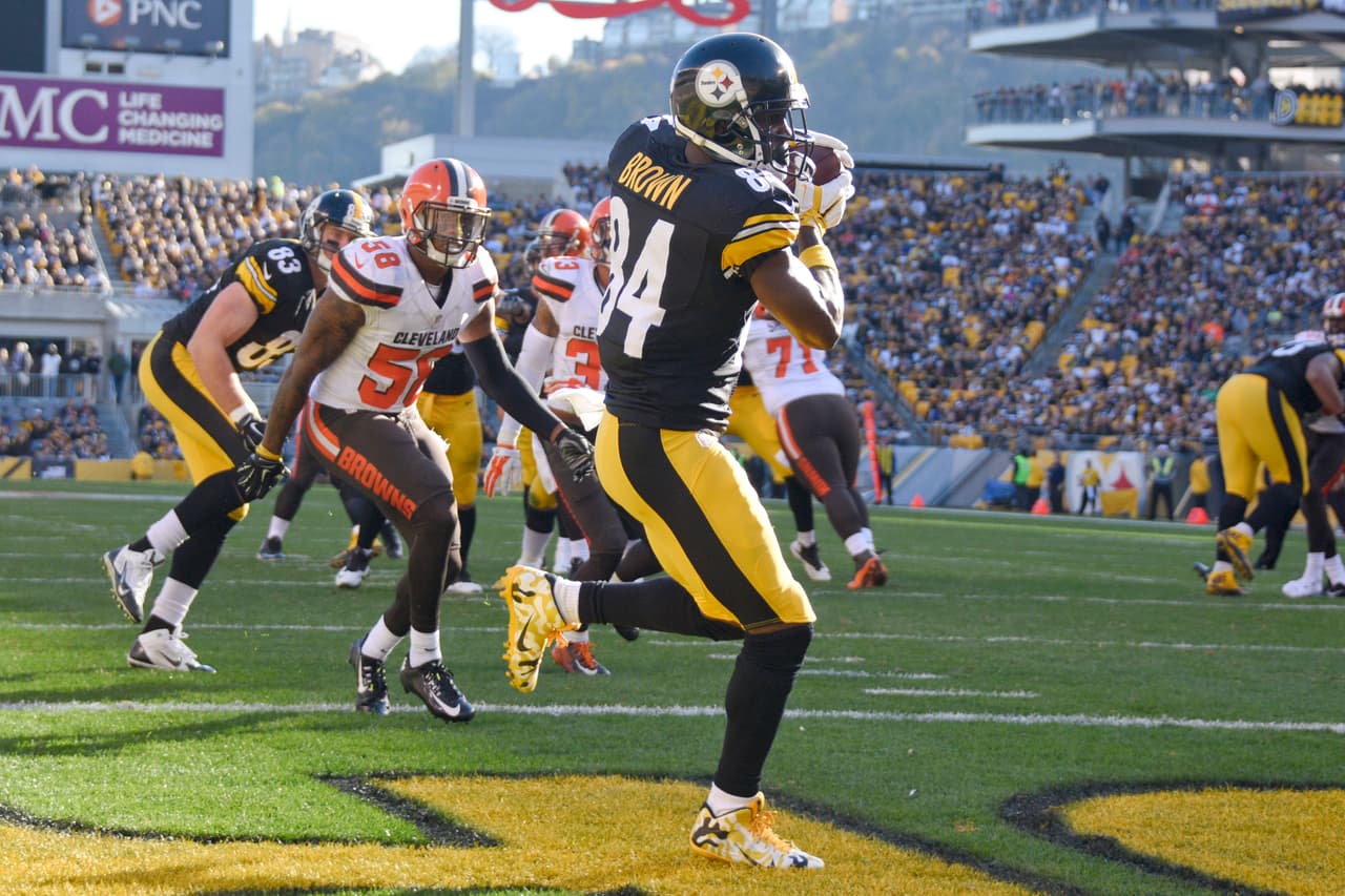 7.- El receptor de Pittsburgh ANTONIO BROWN tuvo diez atrapadas para 139 yardas y dos touchdowns en la victoria de los Steelers 30-9 sobre Cleveland. Brown, quien registró una marca de la franquicia con 17 recepciones en la semana 9 ante Oakland, es el cuarto jugador en la historia de la NFL con al menos 27 atrapadas en un lapso de dos juegos.