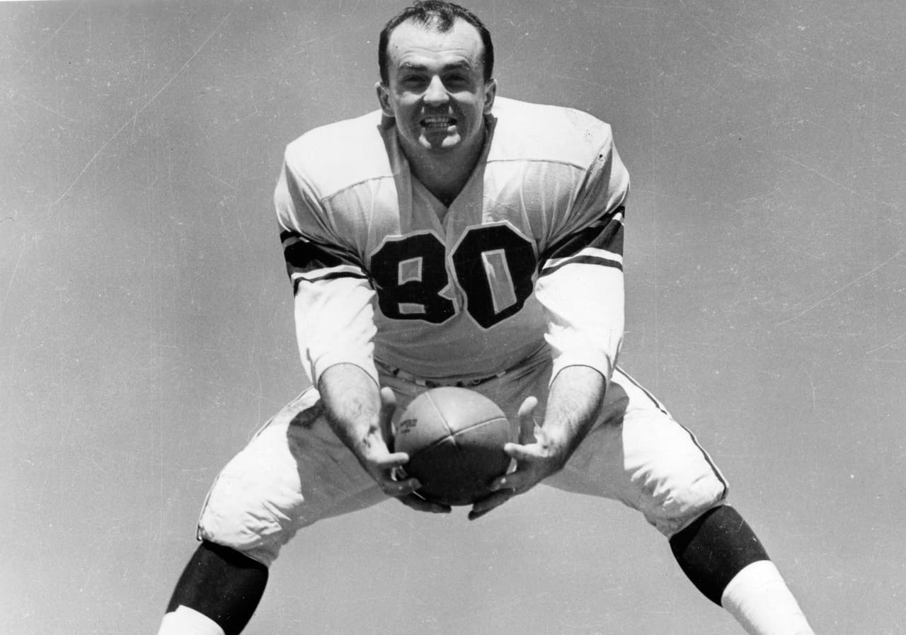 Brown se unió a CLARK GAINES (29), BRANDON MARSHALL (28 en dos ocasiones independientes) y TOM FEARS (27) como los únicos jugadores en conseguir ese hito.