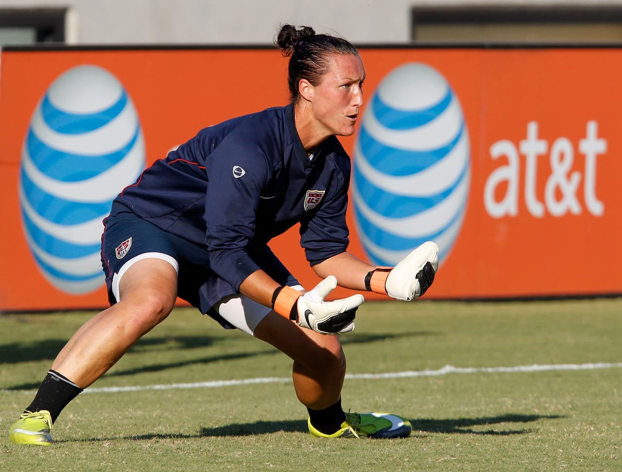 Jillian Loyden, ex-portera de la selección de futbol de Estados Unidos, perdió a su hermana por violencia doméstica en 2012. Esto la motivó a crear la Fundación Jillian Loyden para tratar de prevenir estas tragedias; ayuda a educar niños pequeños a tener conductas saludables para la resolución de conflictos.
