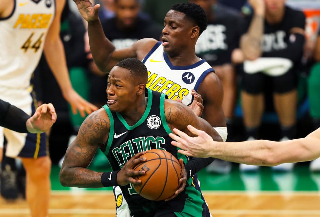 Este es Terry Rozier, quien aportó cinco puntos para Boston saliendo desde la banca. En general, los suplentes de los Celtics se combinaron para anuna aportación de 35 unidades.