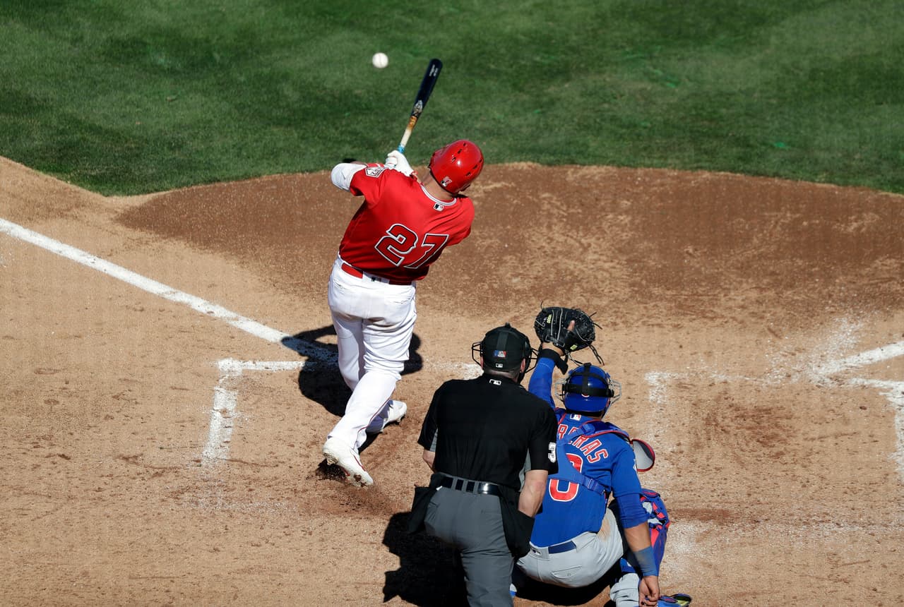 Hablando de Mike Trout, aquí se despacha con un batazo de hit para el jardín izquierdo, jalando la esférica y mostrando su gran talento con el madero.