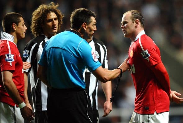 El árbitro estaba dispuesto a amonestar al mexicano y el capitán Rooney quería impedirlo.