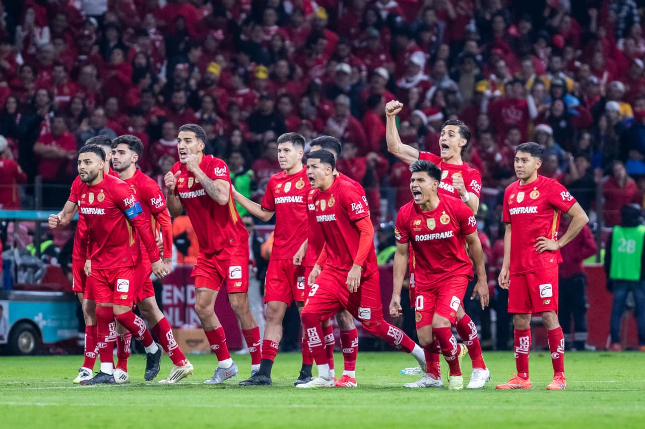 Toluca celebra el título de la Liga MX Apertura 2025 en el Nemesio Diez.