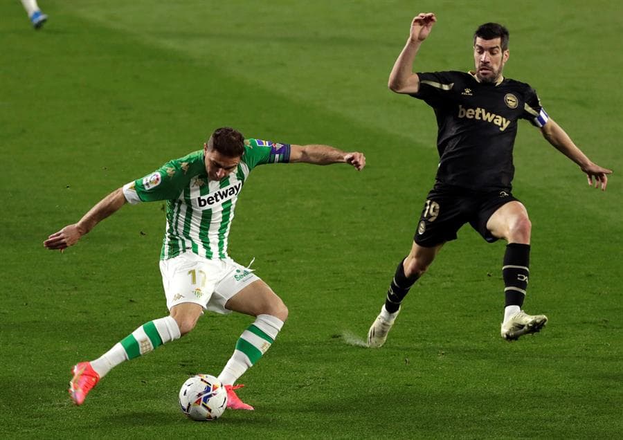 Real Betis se impone al Alavés con remontada por 3-2. Los verdiblancos perdían por goles de Joselú y Edgar Méndez, pero fue el doblete de Borja Iglesia y el gol de Joaquín ya casi al final del partido, que le dio la victoria al equipo de casa, durante la Jornada 26 de LaLiga.