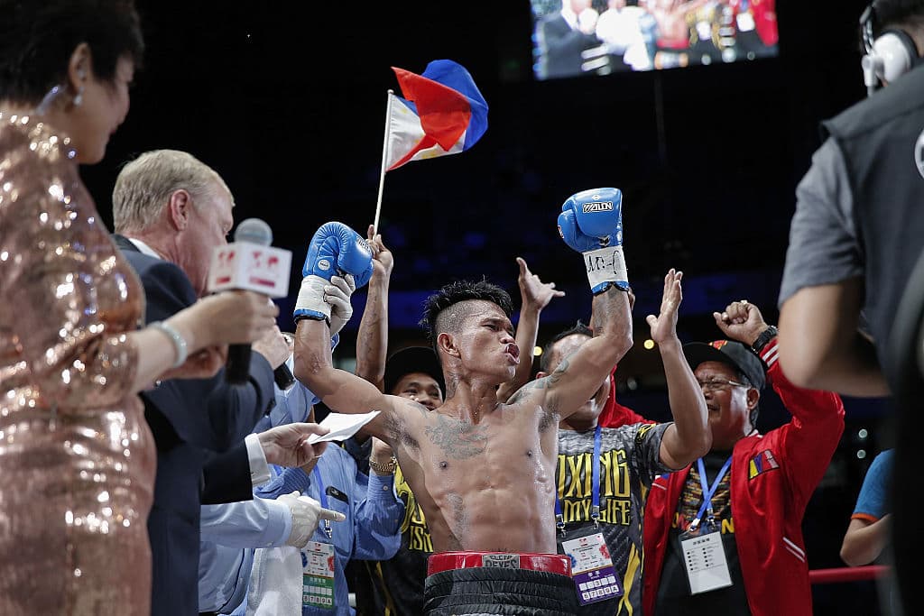 John Riel Casimero sorprendió a Amnat Ruenroeng y pidió al 'Chocolatito' González