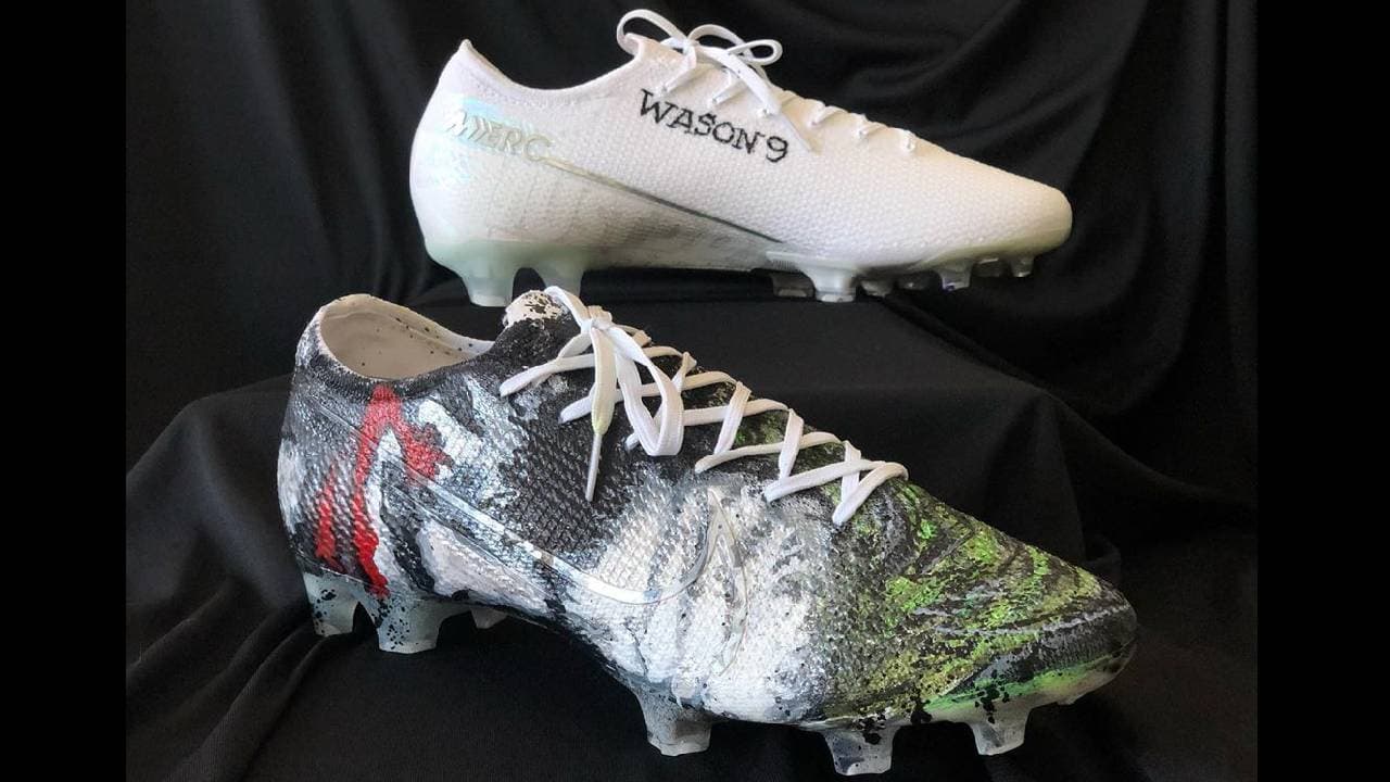 Kike Padilla fue el encargado de diseñar los increíbles tacos para futbolistas como Alan Pulido, Jair Pereira y Nicolás Vikonis. ¿Qué caricatura plasmarías en tus tenis para brillar en el terreno de juego?