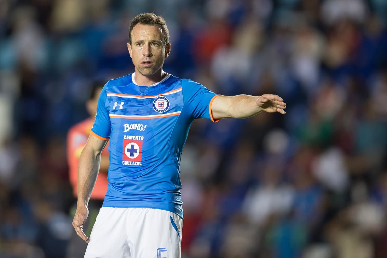 Gerardo Torrado, Cruz Azul.- El veterano mediocampista fue amonestado en el partido contra las Águilas, lo curioso es que el jugador se ganó el cartón preventivo sin estar dentro del terreno de juego.