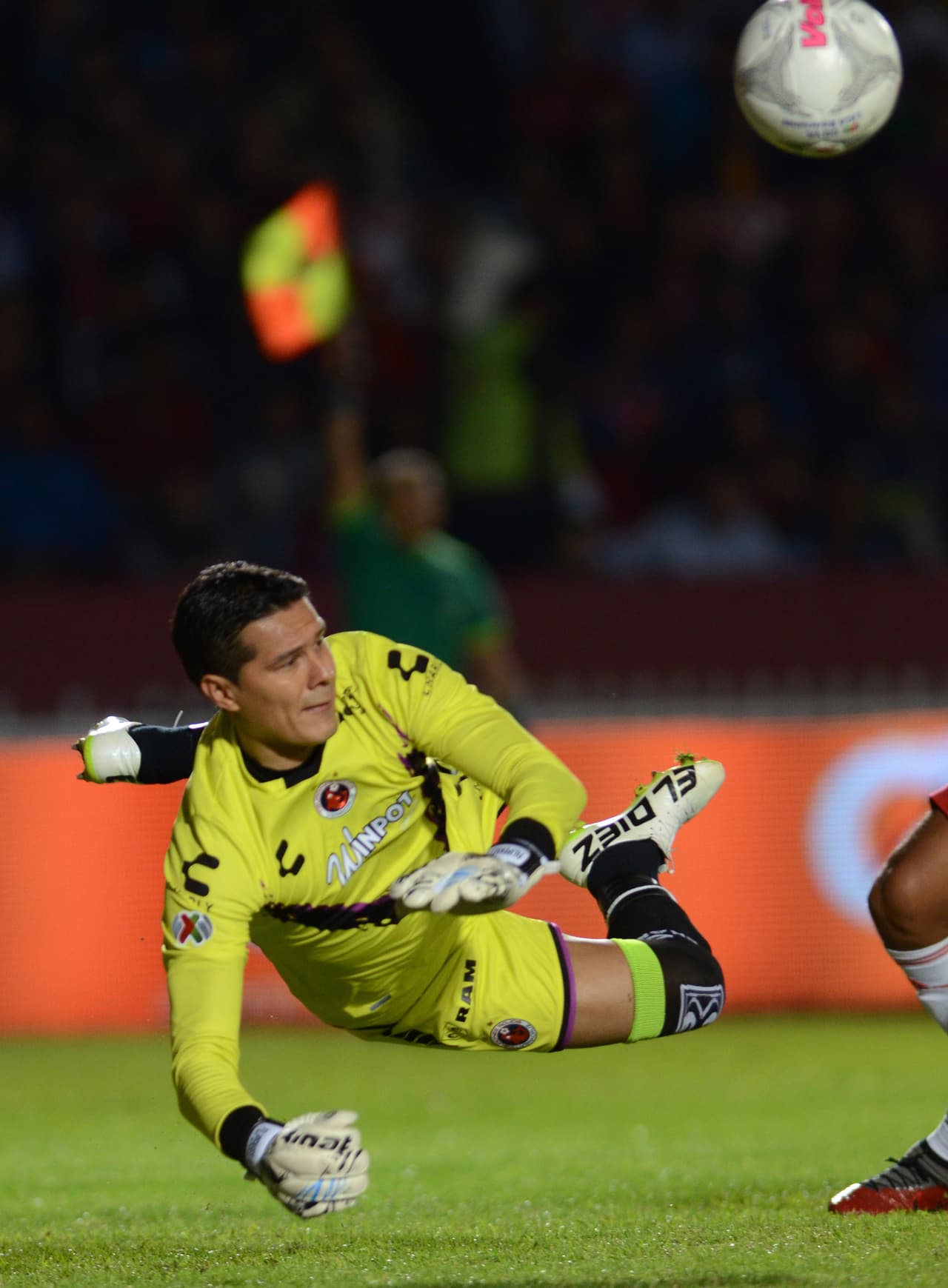 Edgar Melitón, Veracruz.- El portero estuvo fallando en sus salidas y poco pudo hacer para detener los embates del equipo regiomontano, por lo que recibió 5 goles en contra.