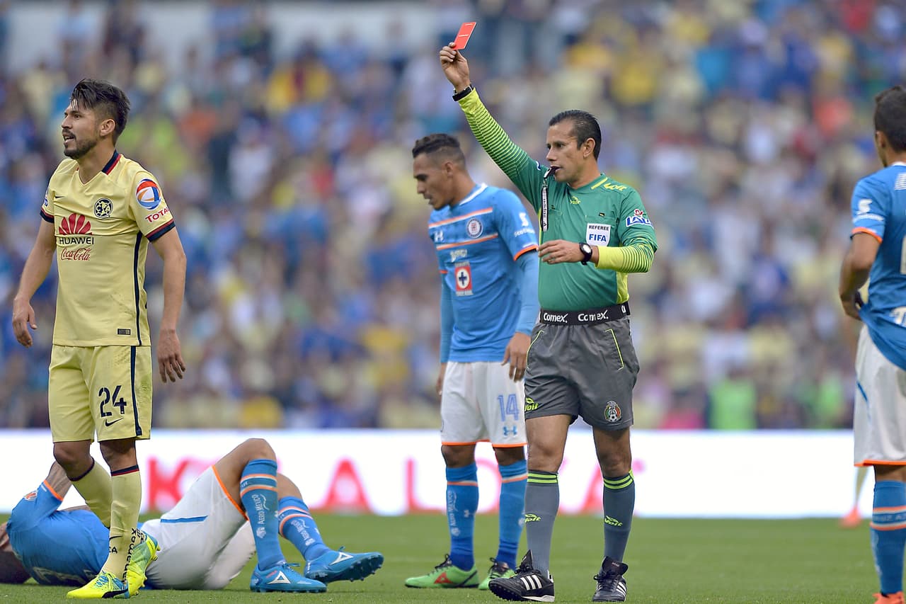 Oribe Peralta, América.- El delantero mexicano vio el cartón rojo al disputar un balón con Francisco 'Maza' Rodríguez y llegar con el codo más arriba, por lo que el nazareno no dudó ni un segundo en sacar la tarjeta.