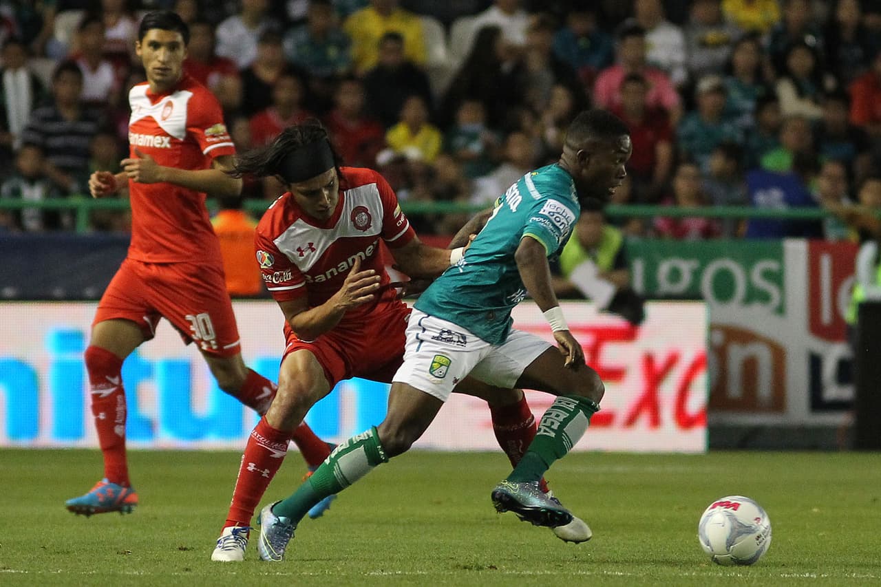 Gerardo Flores. Toluca.- El jugador del equipo choricero fue expulsado por segunda amarilla al ser sancionado por una entrada de juego peligroso.