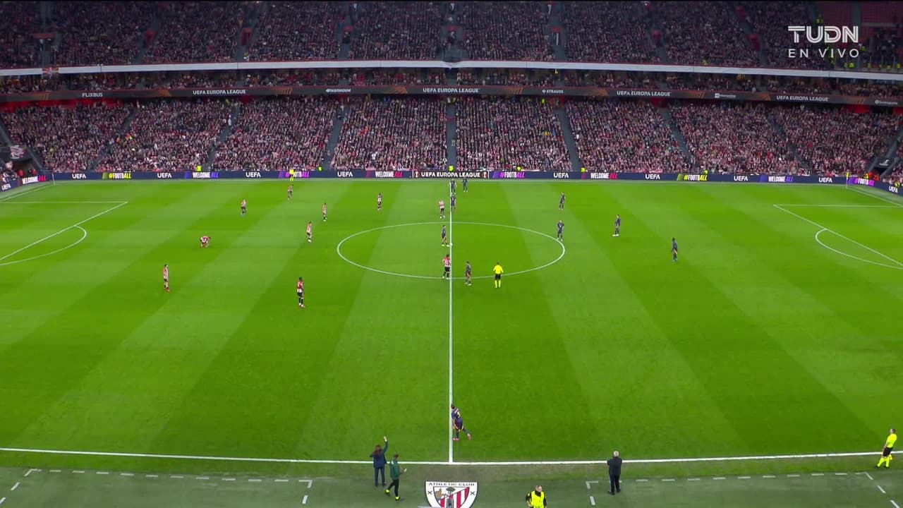 Arranca el partido y la pelota está en juego.