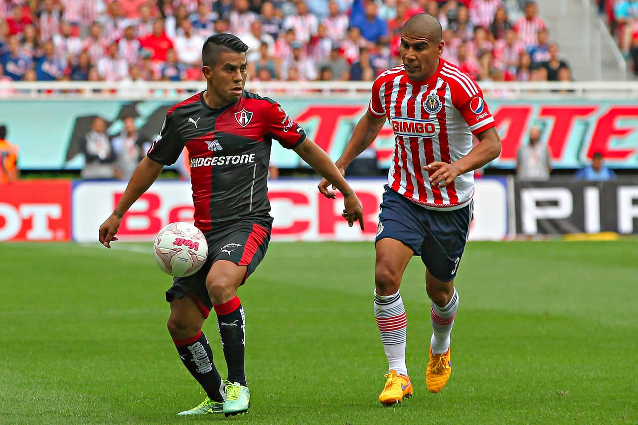 Carlos Salcido (der.) es el jugador más veterano en la actualidad de Chivas de Guadalajara y el de mayor edad que estará en cancha tras confirmarse la ausencia de 'Rafa' Márquez.