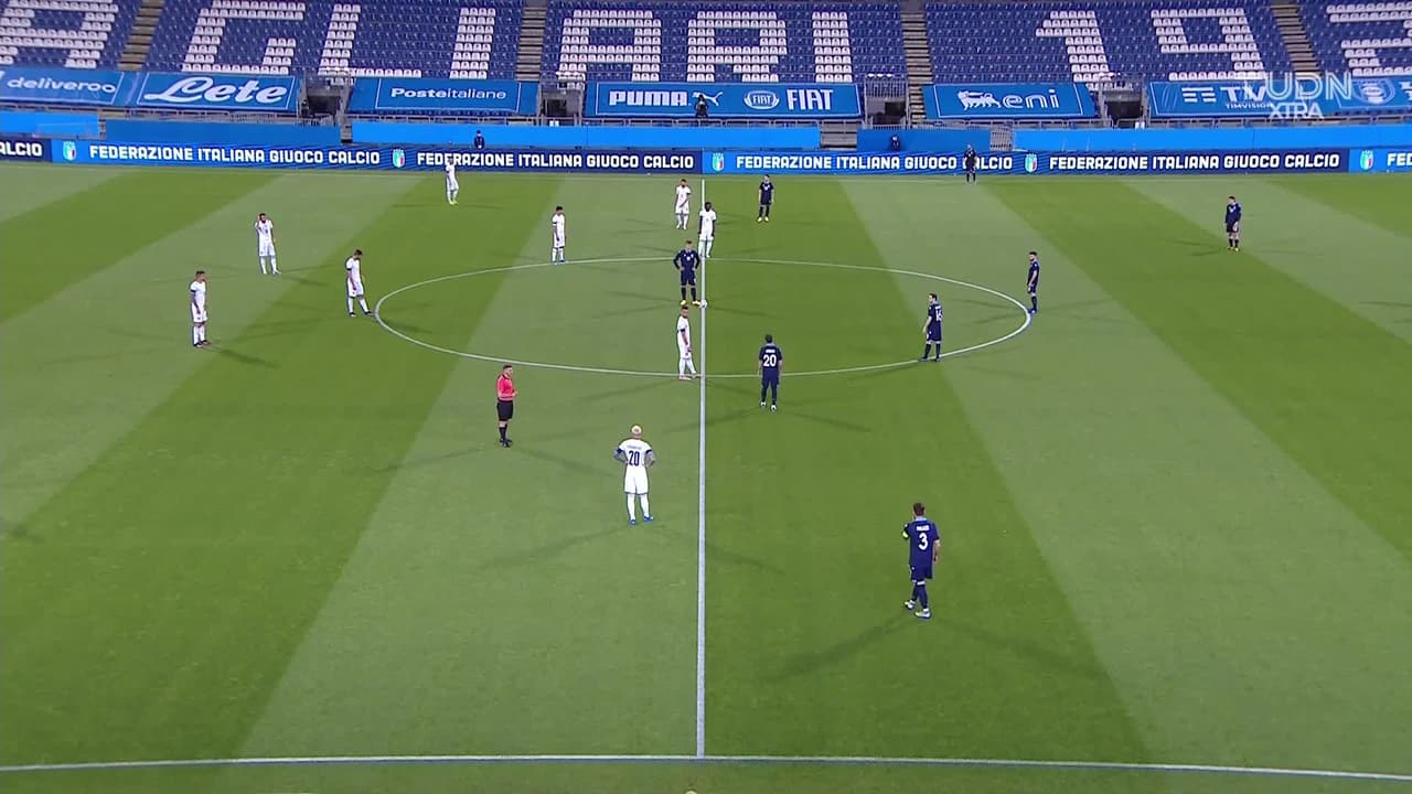Arranca el partido y la pelota está en juego.