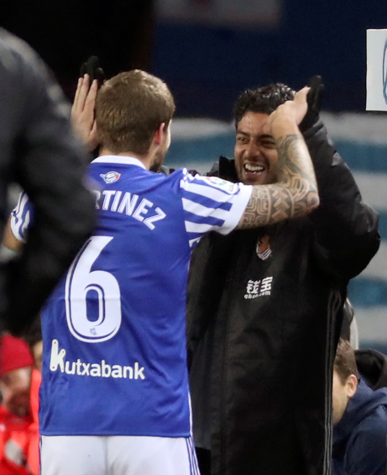 Luego de celebrarlo con fuerza, fue hasta el banquillo para dedicárselo al mexicano.