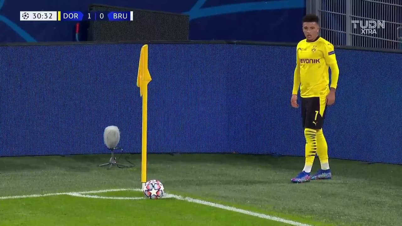 ¡TIRO ATAJADO! disparo por Manuel Akanji.