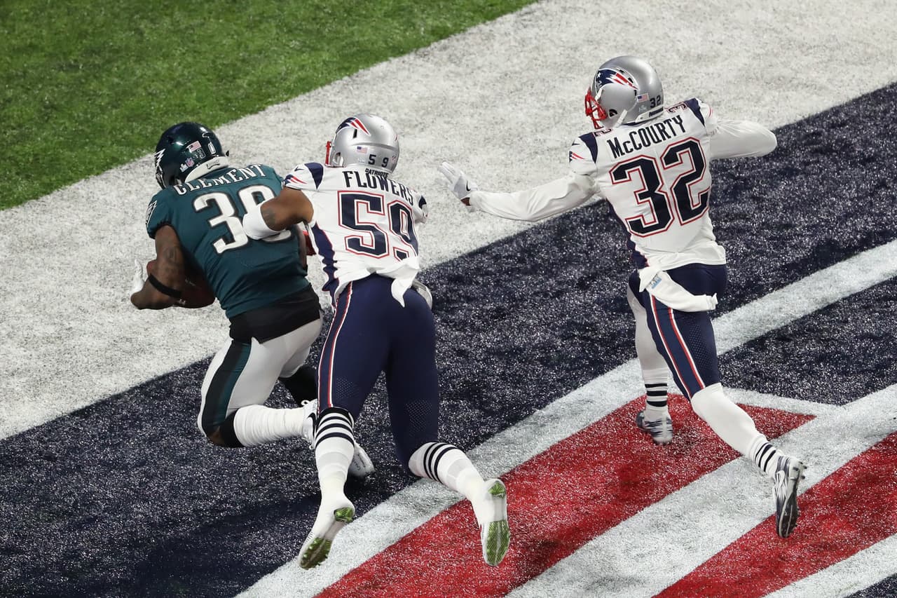 ¡Touchdown Eagles! En una jugada milimétrica, Corey Clement anota en una recepción de 26 yardas. La jugada se revisó y al final se concedió la anotación. Con 7 minutos en el tercer cuarto, Eagles 29 - 19 Patriots