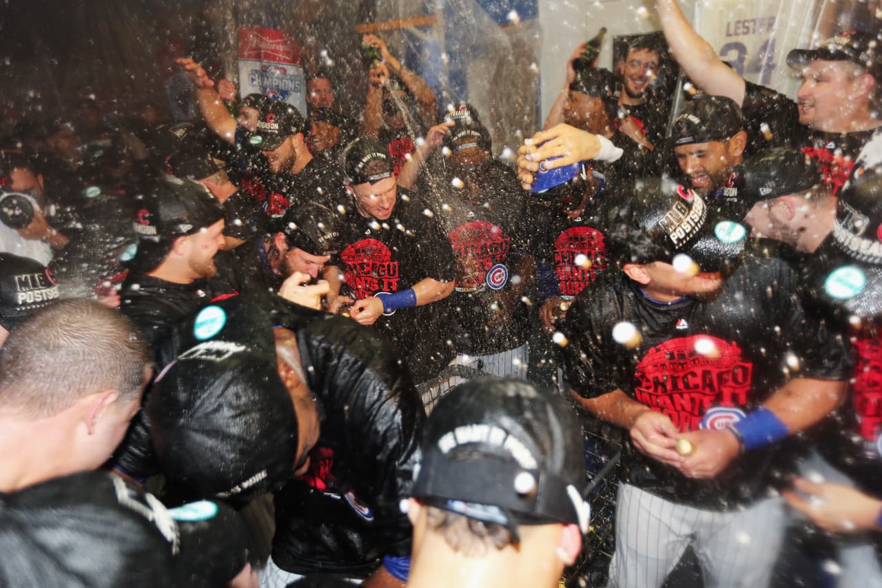 Los Cubs celebraron en grande el pase a la final de la liga Nacional. Mira el ambiente que se armó en el Wrigley Field.