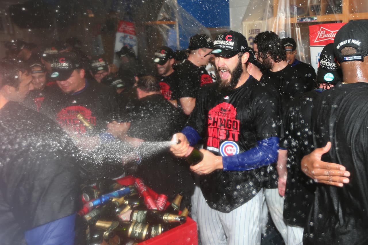 Los Cubs celebraron en grande el pase a la final de la liga Nacional. Mira el ambiente que se armó en el Wrigley Field.