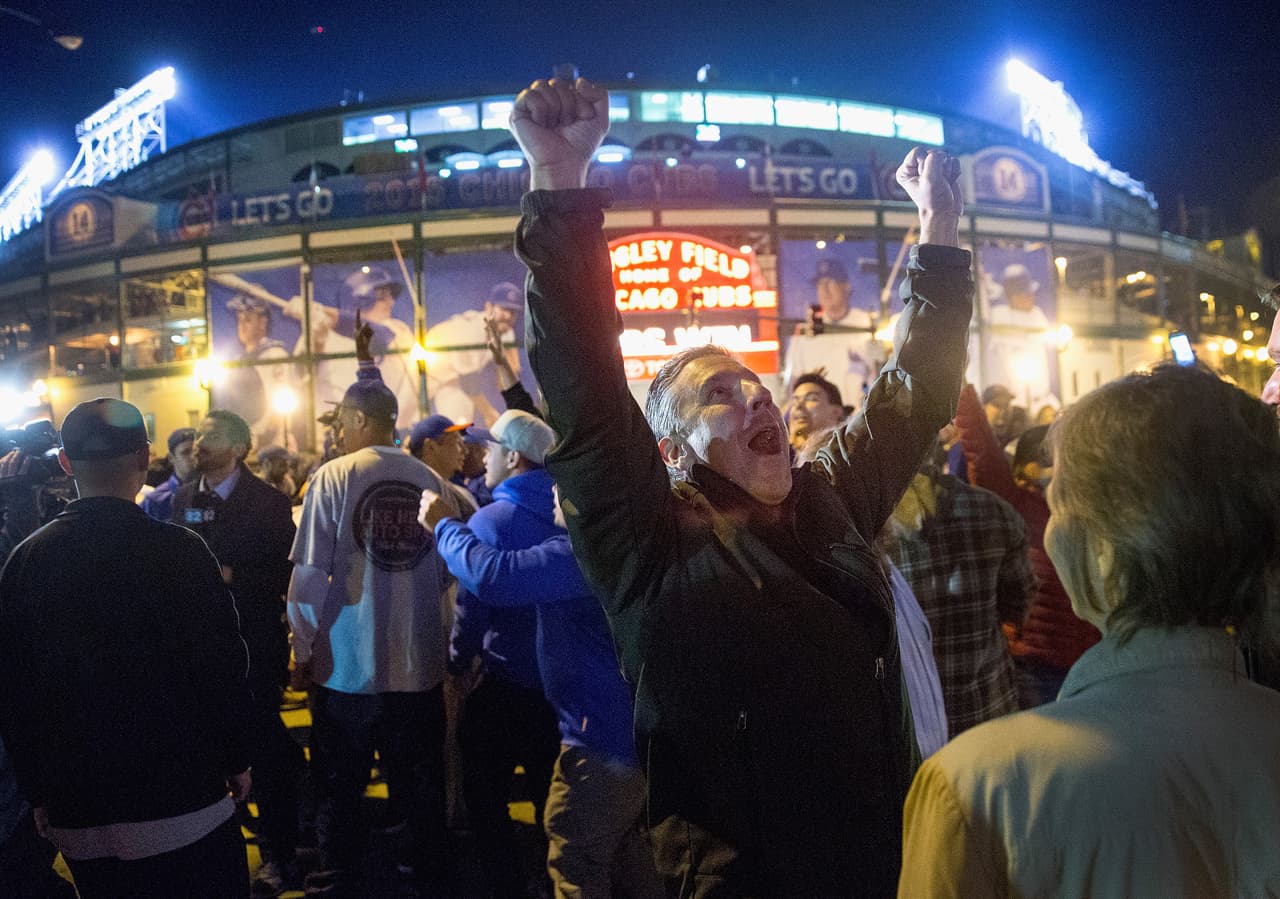 Los Cubs celebraron en grande el pase a la final de la liga Nacional. Mira el ambiente que se armó en el Wrigley Field.